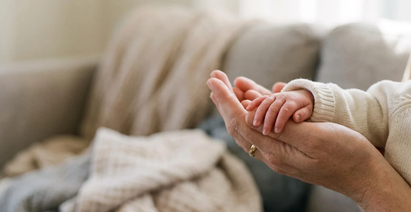 Mains de parents tenant tendrement la main d'un nouveau-ne, symbole du bonheur partage en famille