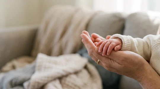 Mains de parents tenant tendrement la main d'un nouveau-ne, symbole du bonheur partage en famille