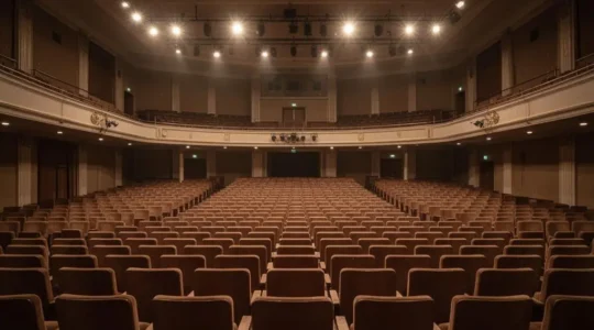 Salle de séminaire vide baignée de lumière naturelle avec une architecture en spirale symbolisant la transformation stratégique